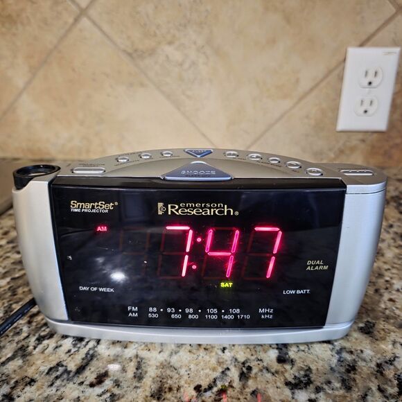 Emerson CKS3528 SmartSet Projection Clock Radio With Dual Alarms Tested & Clean - Picture 1 of 14
